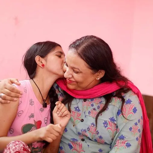 Une jeune indienne embrasse une doctoresse d’Action Damien.